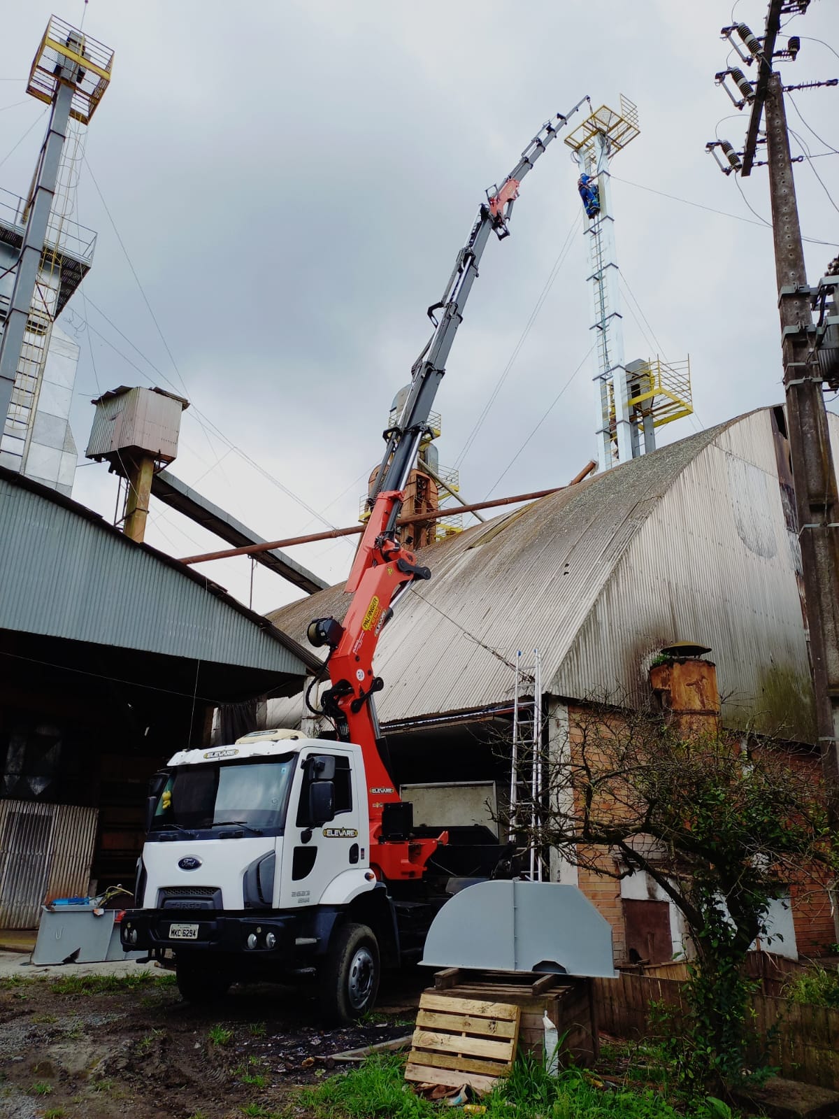 Qual é a diferença entre caminhão munck e os guindastes?